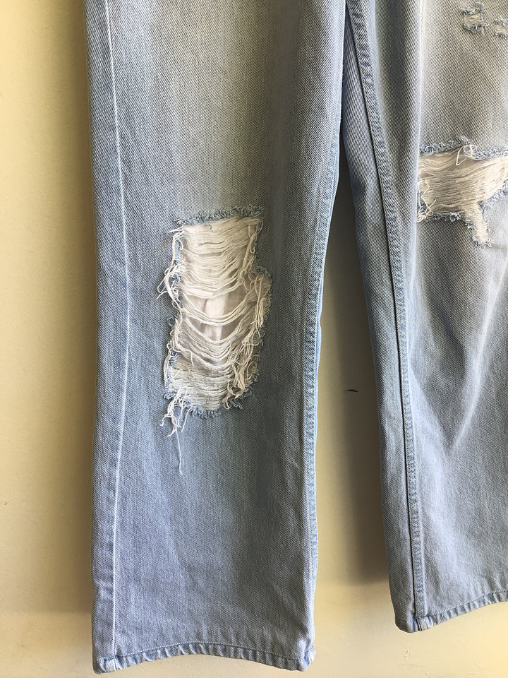 Weekend Wanderer Distressed Jeans