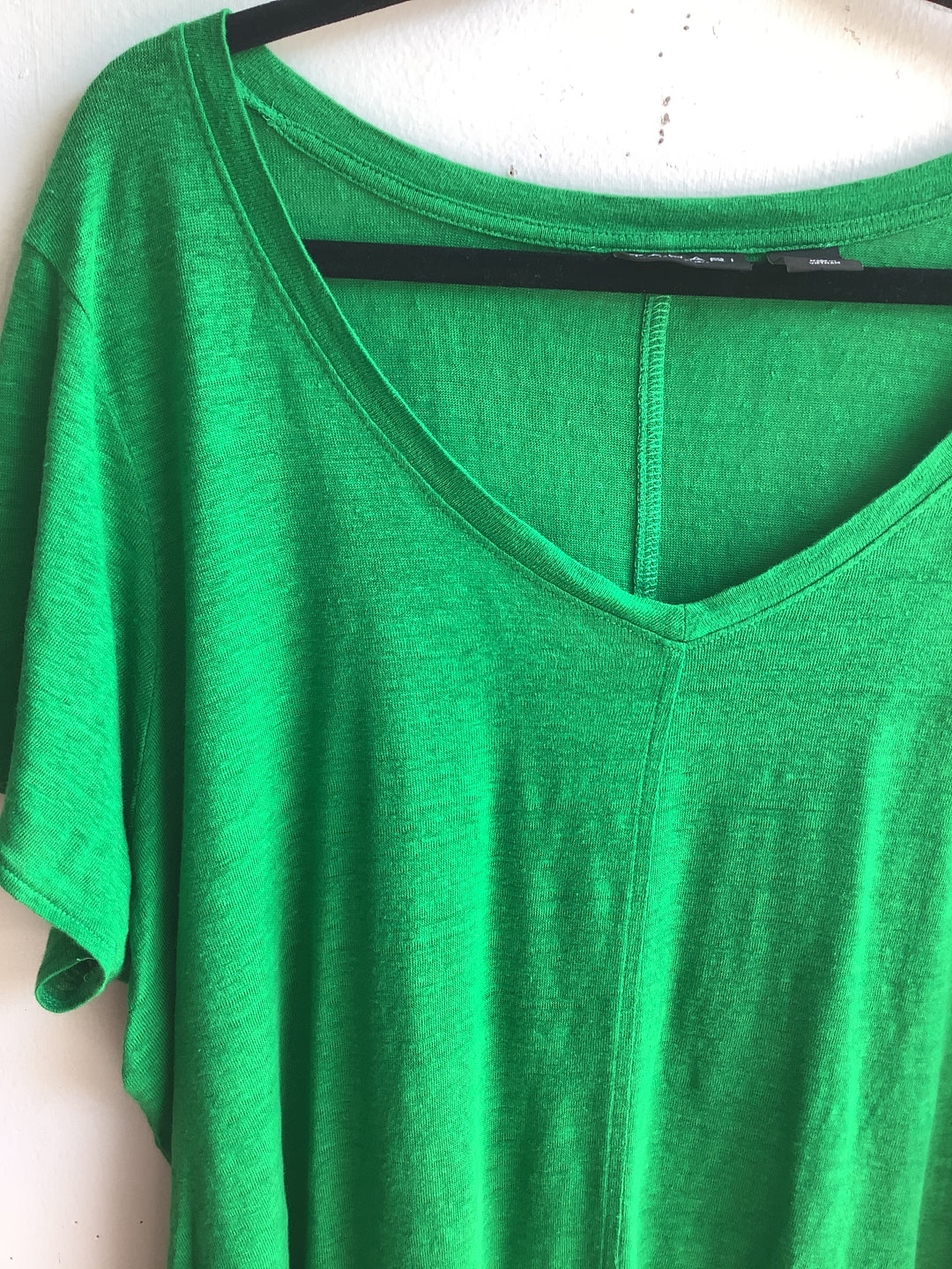 100% Linen Relaxed V-Neck Tee