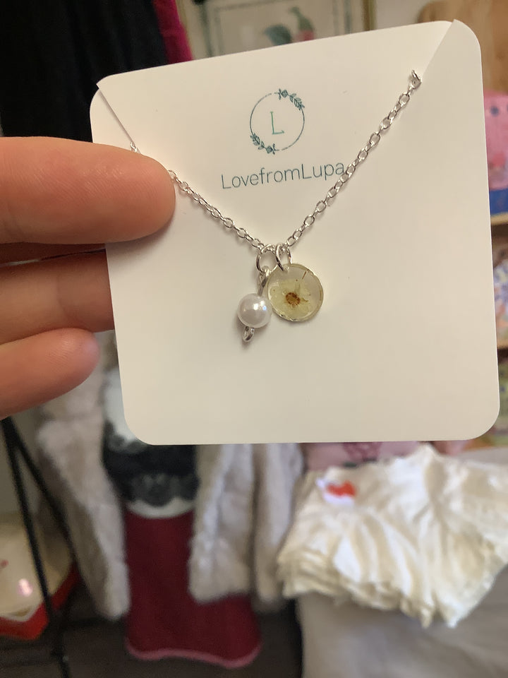 Circle Daisy Resin Necklace