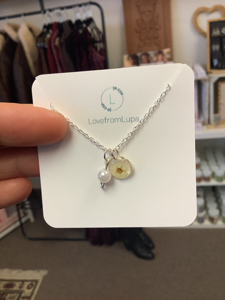 Circle Daisy Resin Necklace