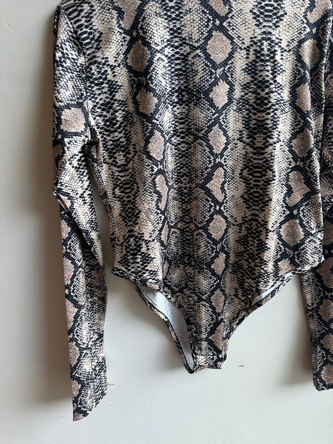 Snakeskin Print Long Sleeve Bodysuit – Tagged XXL, Fits Like Large
