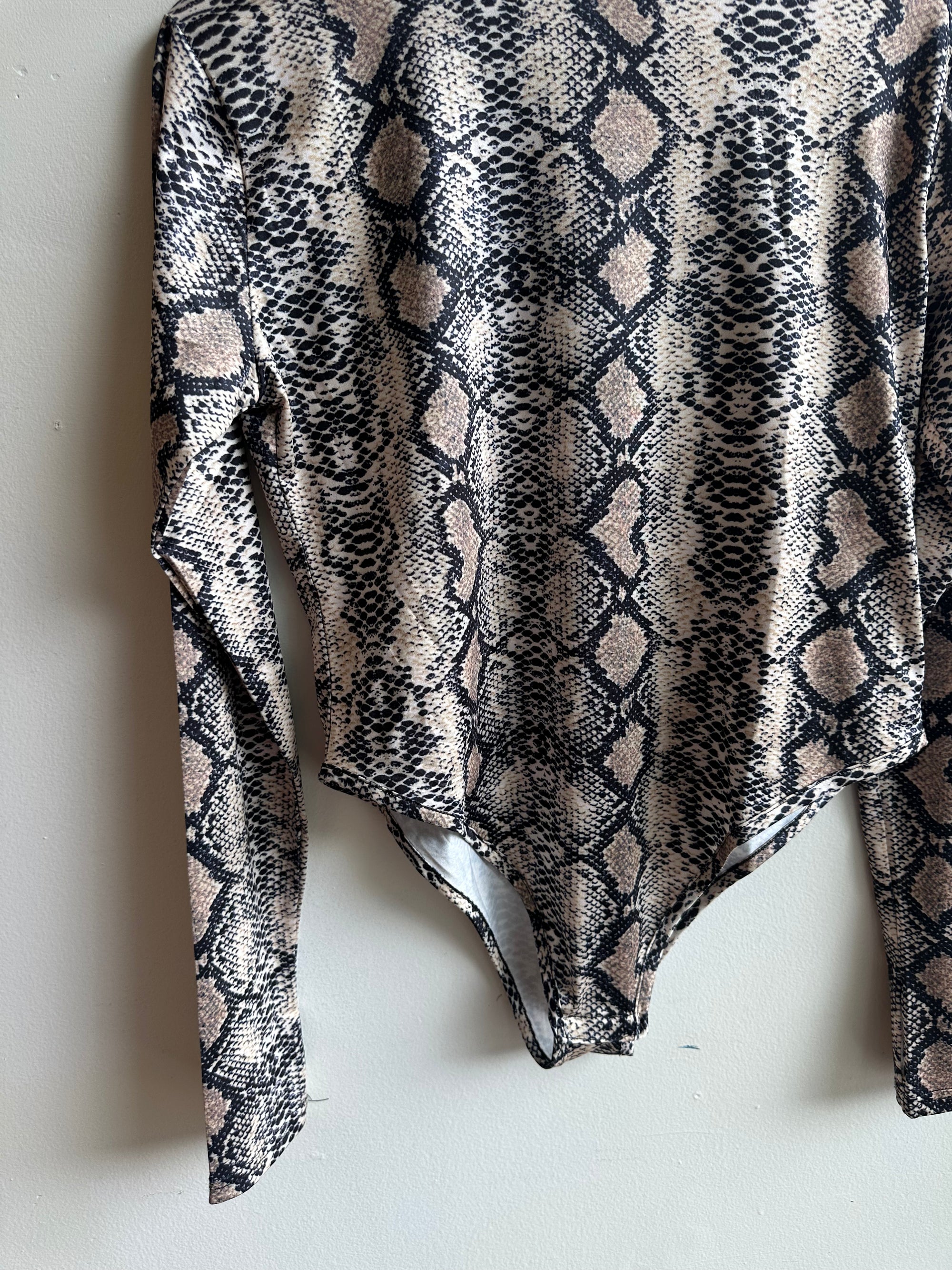 Snakeskin Print Long Sleeve Bodysuit – Tagged XXL, Fits Like Large
