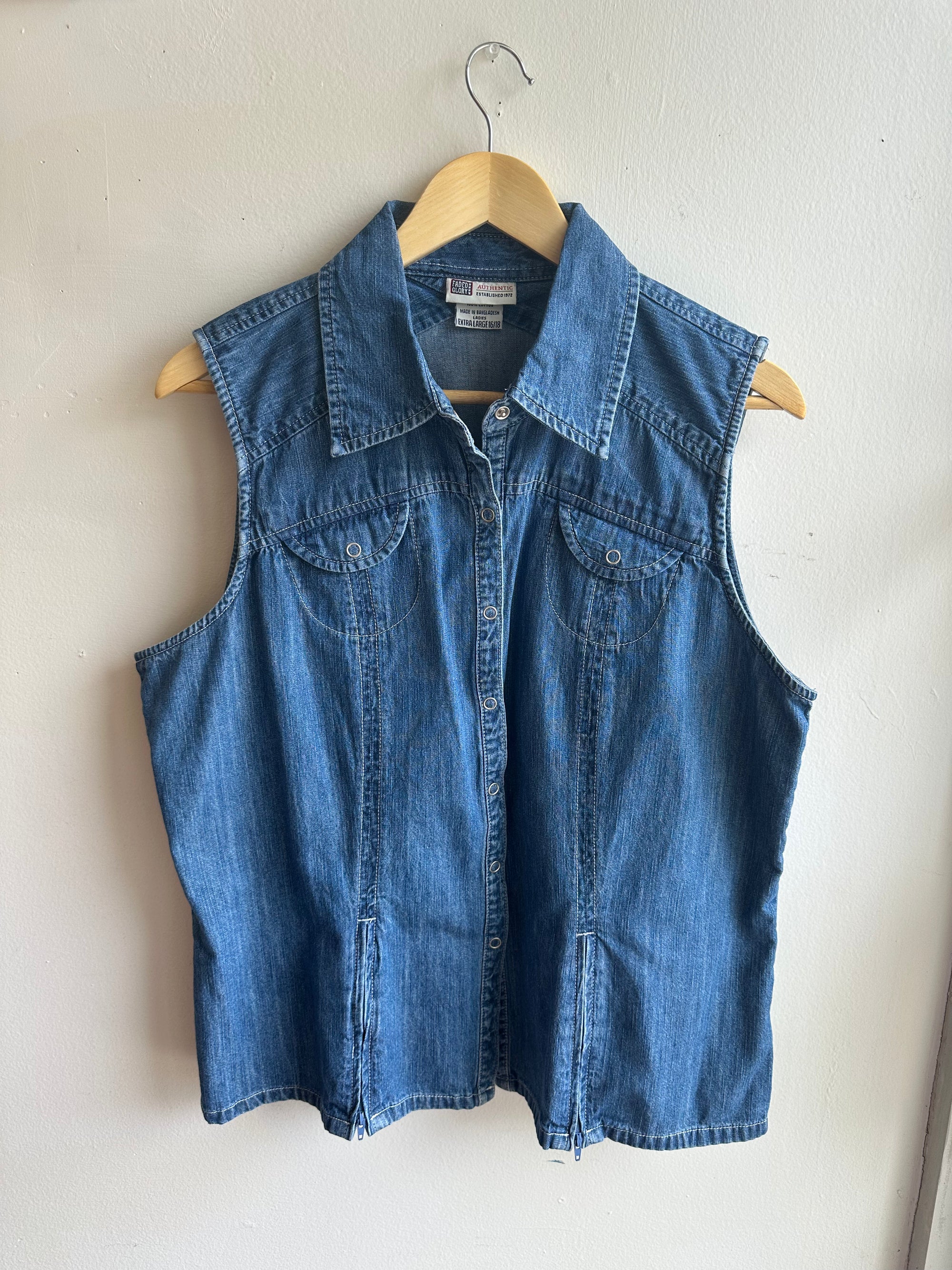 Vintage Denim Sleeveless Button-Up – American Essentials | Size 16/18