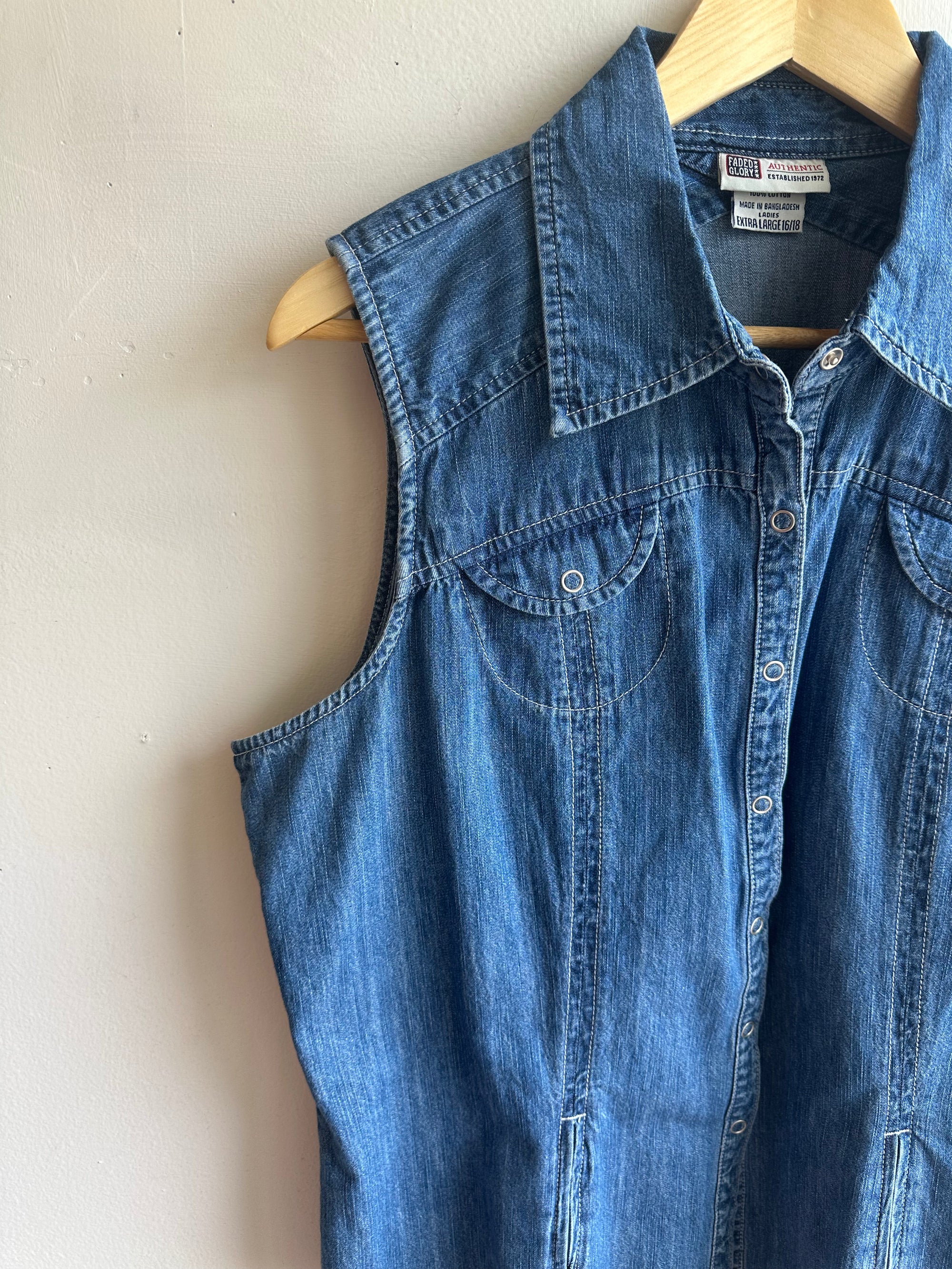Vintage Denim Sleeveless Button-Up – American Essentials | Size 16/18