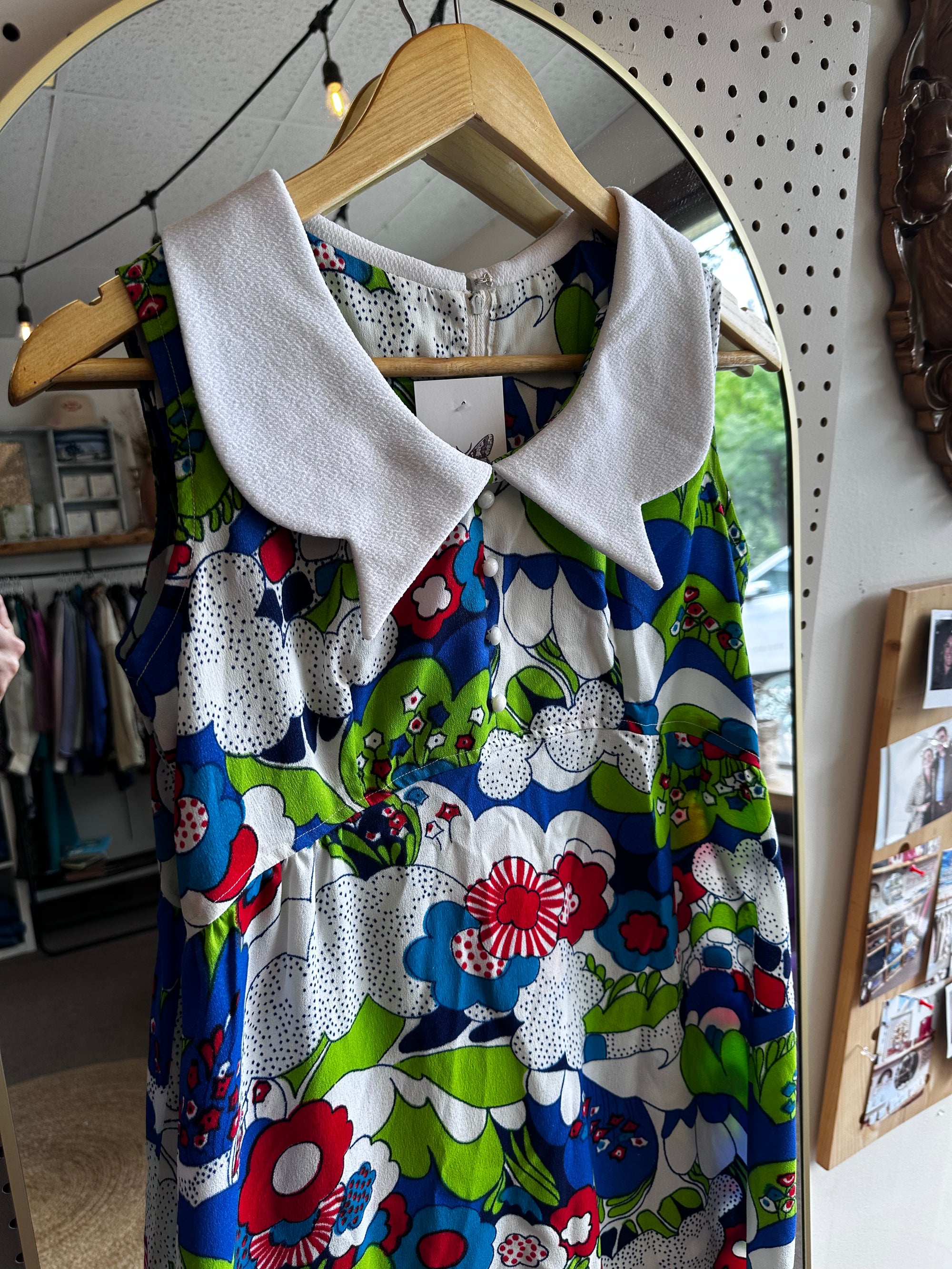 Vintage 1960s Floral Mod Maxi Dress with White Peter Pan Collar | Size Small