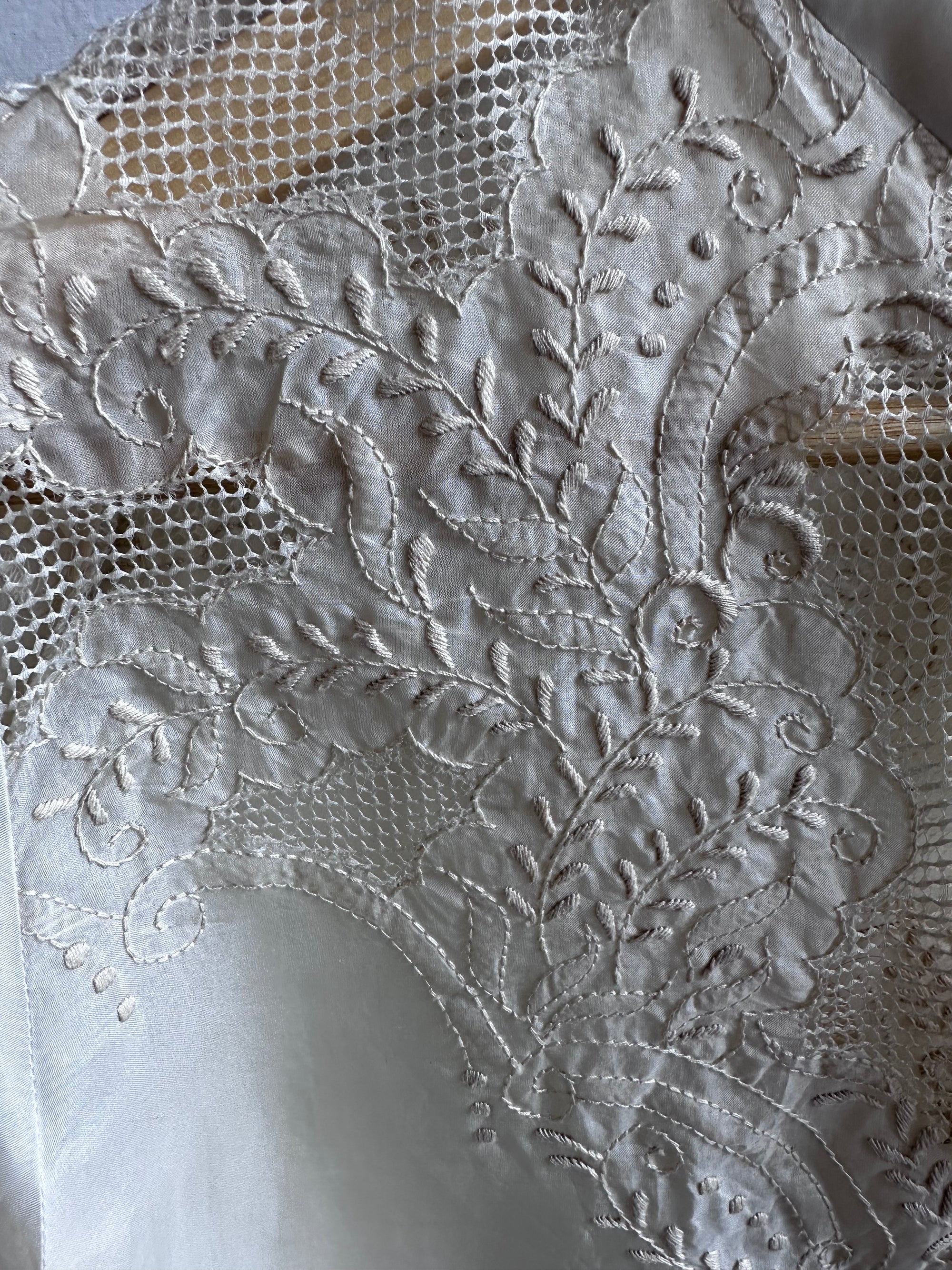 Vintage Tesoro’s Cream Silk Blouse with Embroidered Lace – Size 12