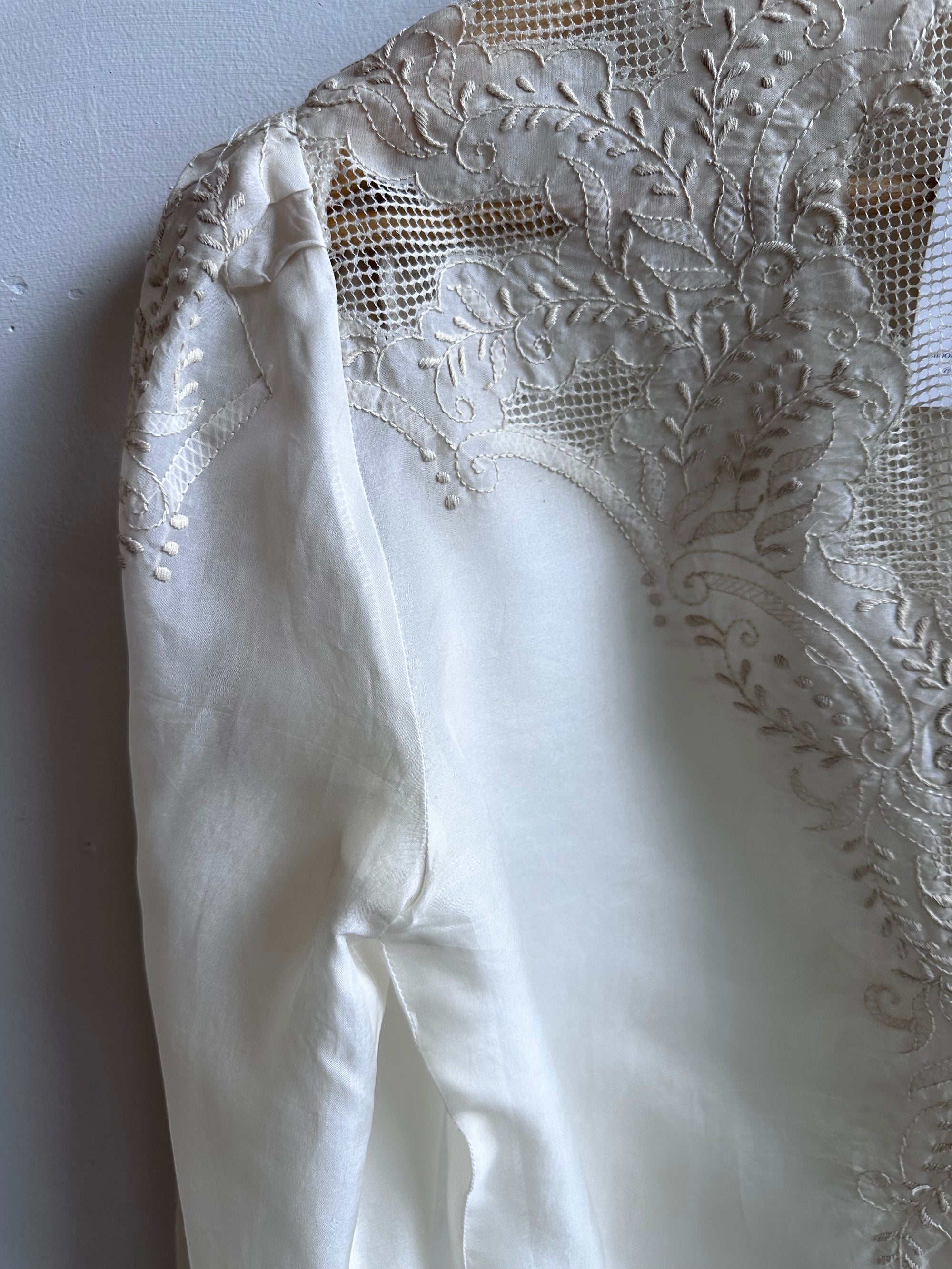 Vintage Tesoro’s Cream Silk Blouse with Embroidered Lace – Size 12