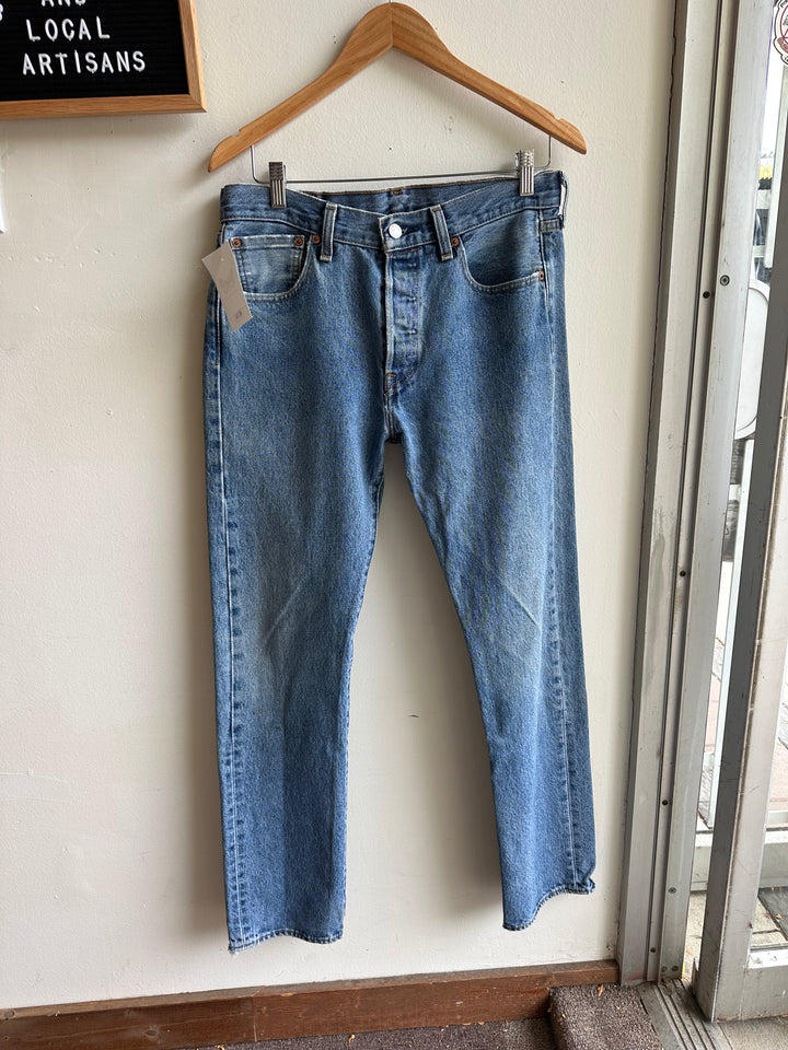 Vintage Levi’s Straight Leg Jeans – Classic Blue | Size 30