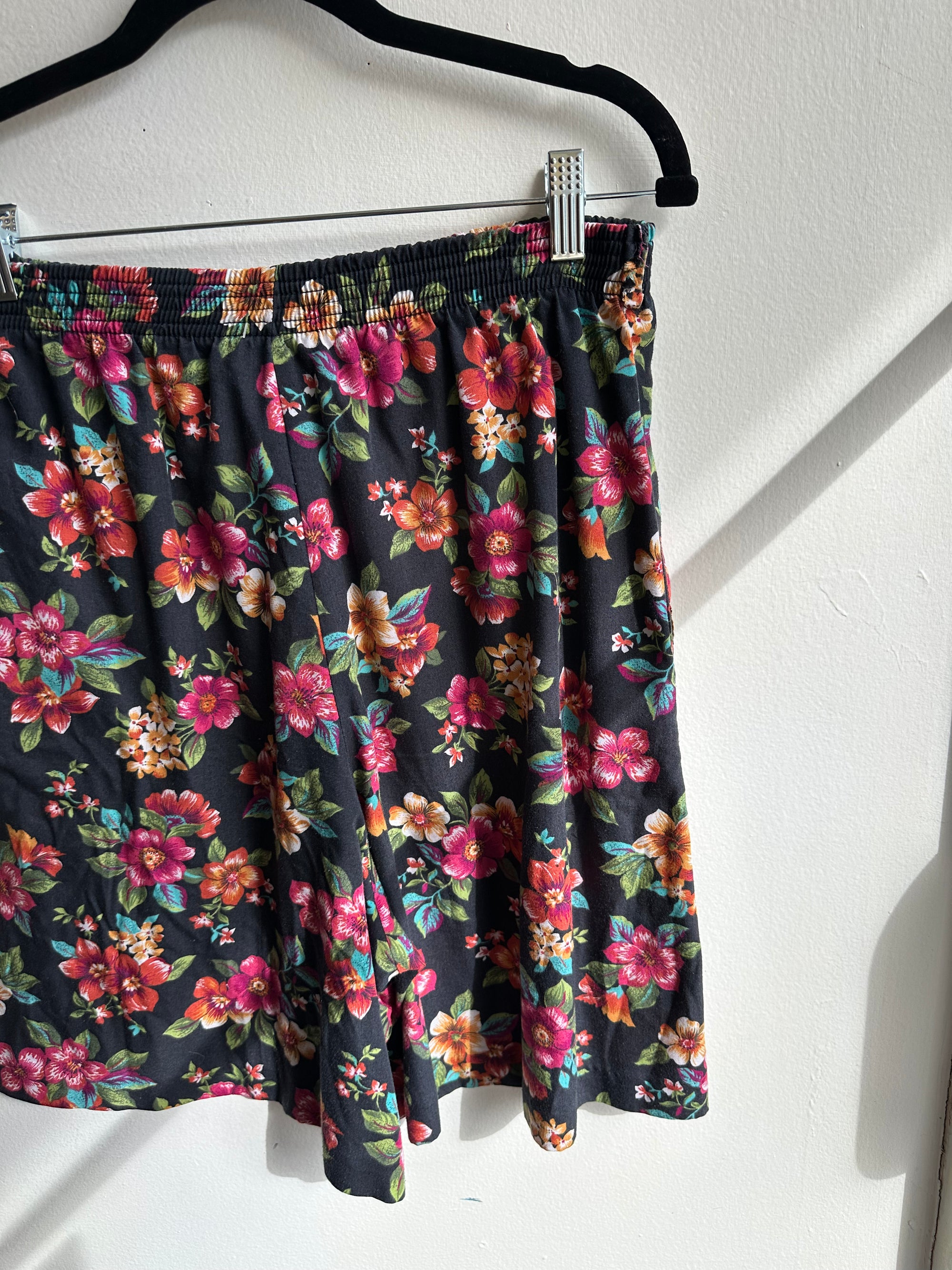Vintage 80s Black + Floral Comfortable Wide Leg Cotton Shorts | Size Large