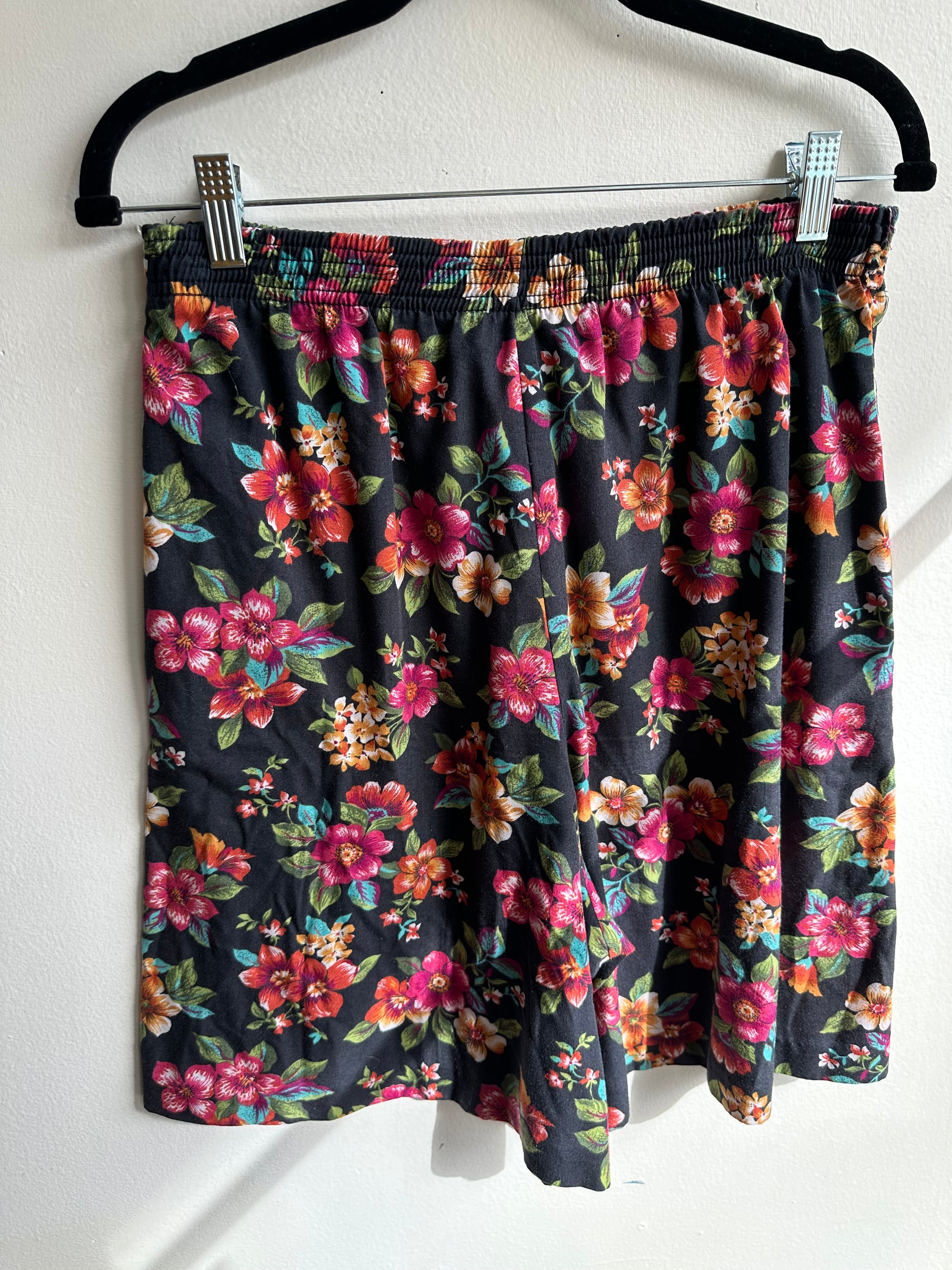 Vintage 80s Black + Floral Comfortable Wide Leg Cotton Shorts | Size Large