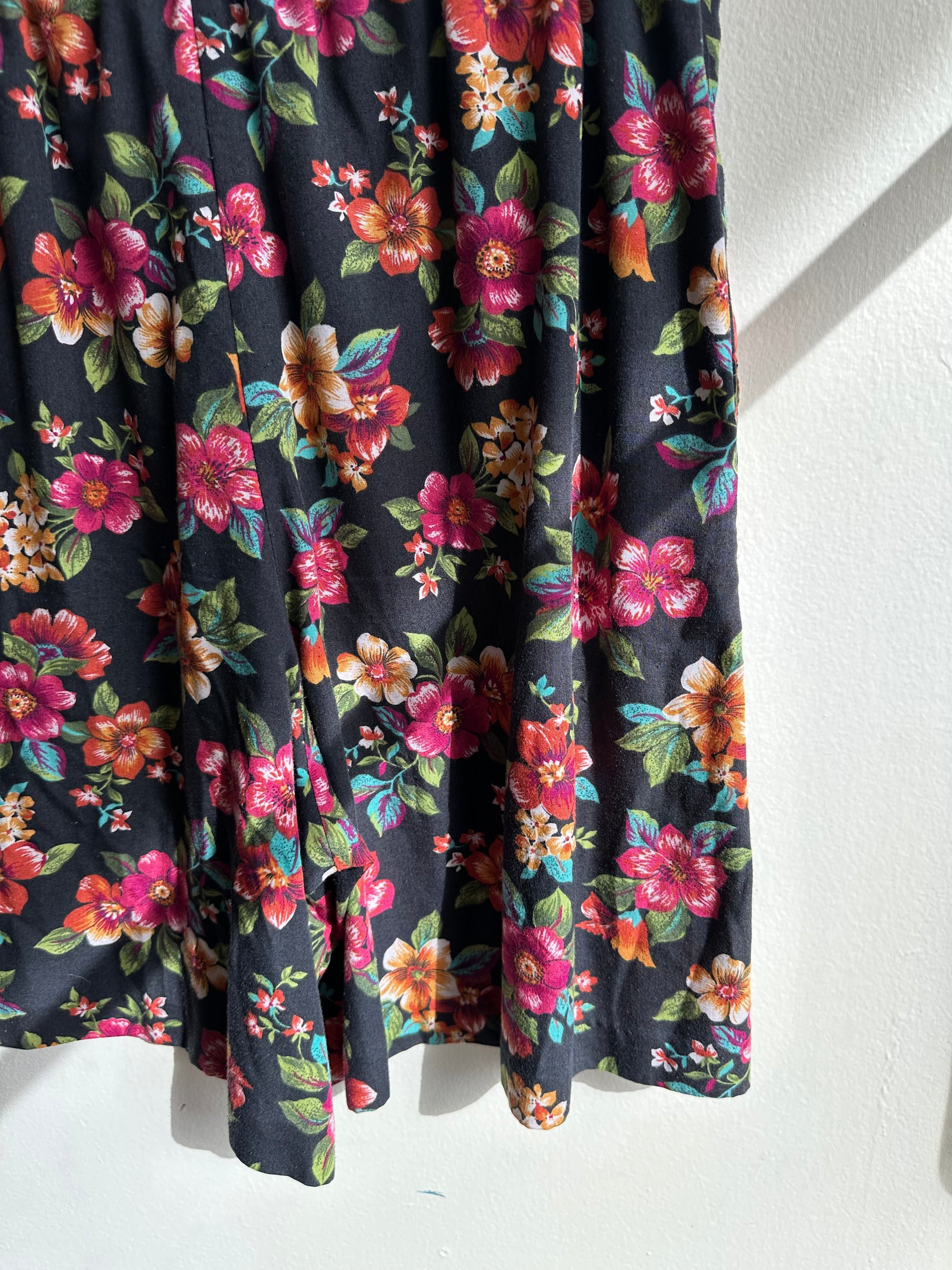 Vintage 80s Black + Floral Comfortable Wide Leg Cotton Shorts | Size Large