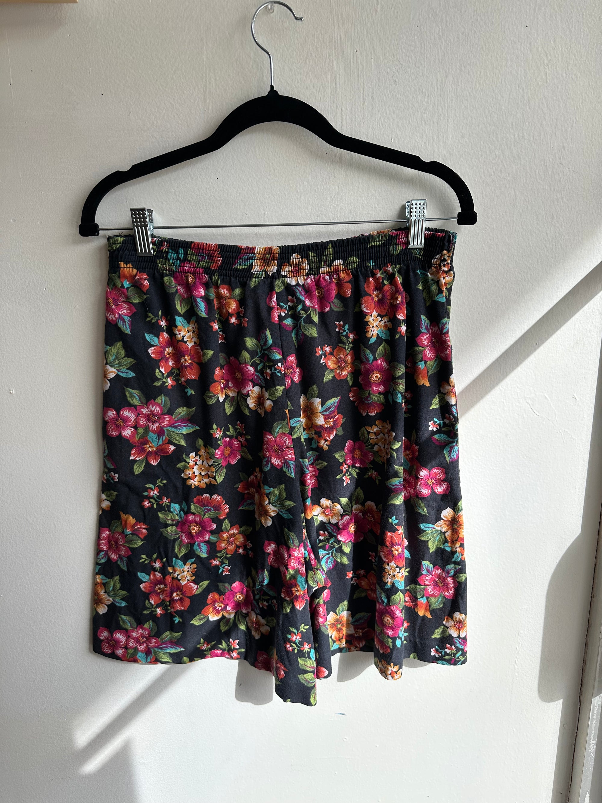 Vintage 80s Black + Floral Comfortable Wide Leg Cotton Shorts | Size Large