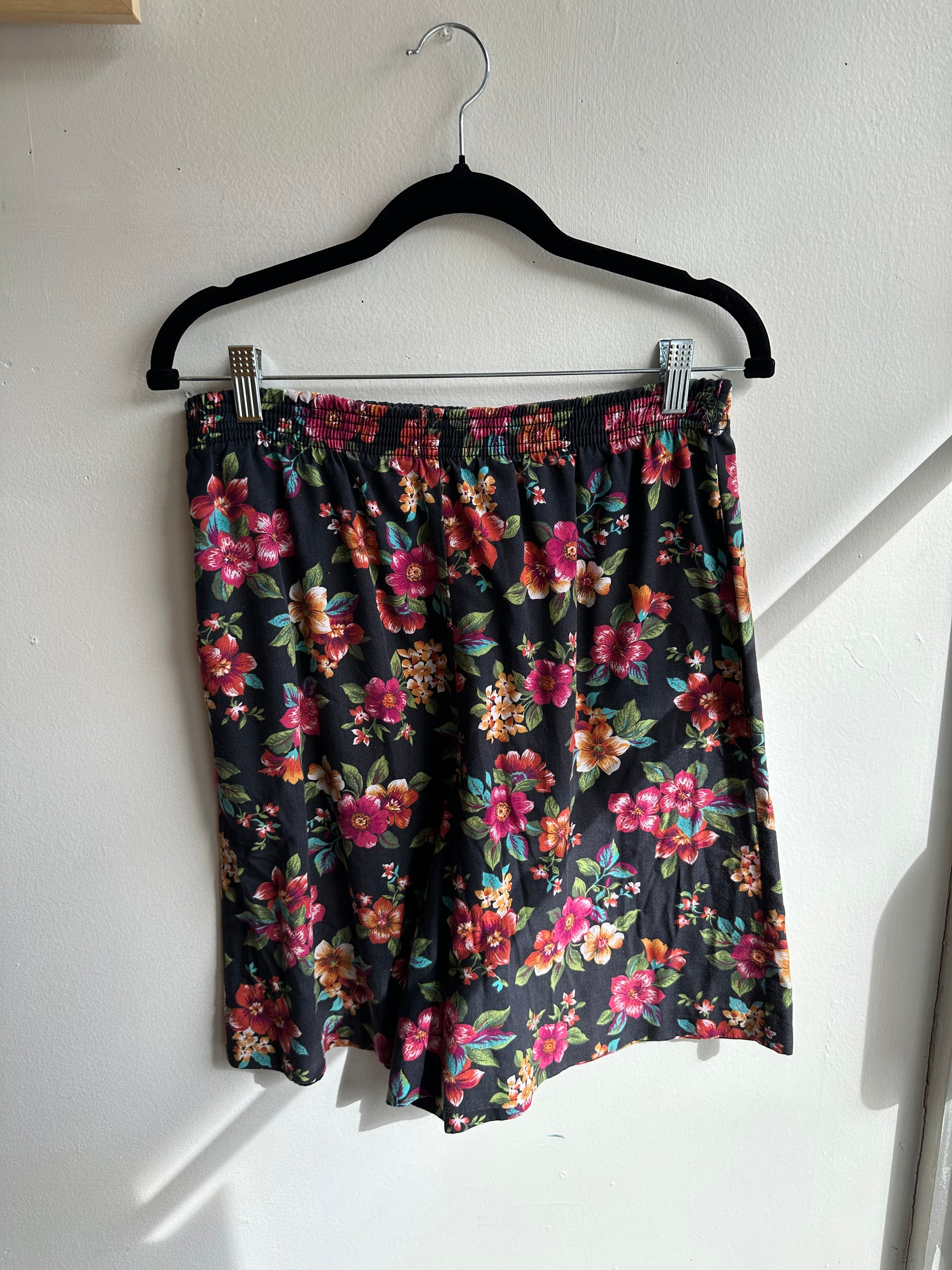 Vintage 80s Black + Floral Comfortable Wide Leg Cotton Shorts | Size Large