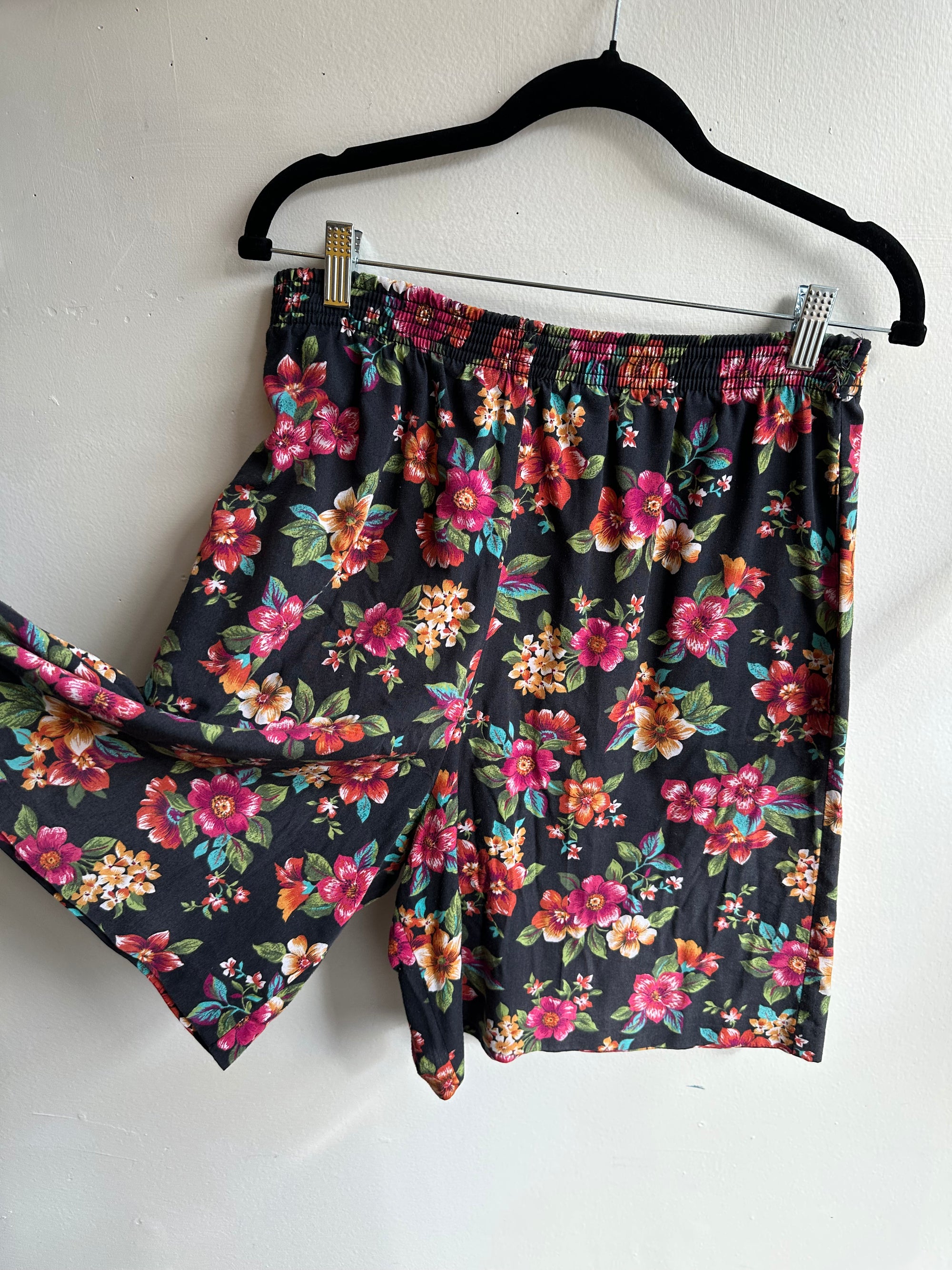 Vintage 80s Black + Floral Comfortable Wide Leg Cotton Shorts | Size Large