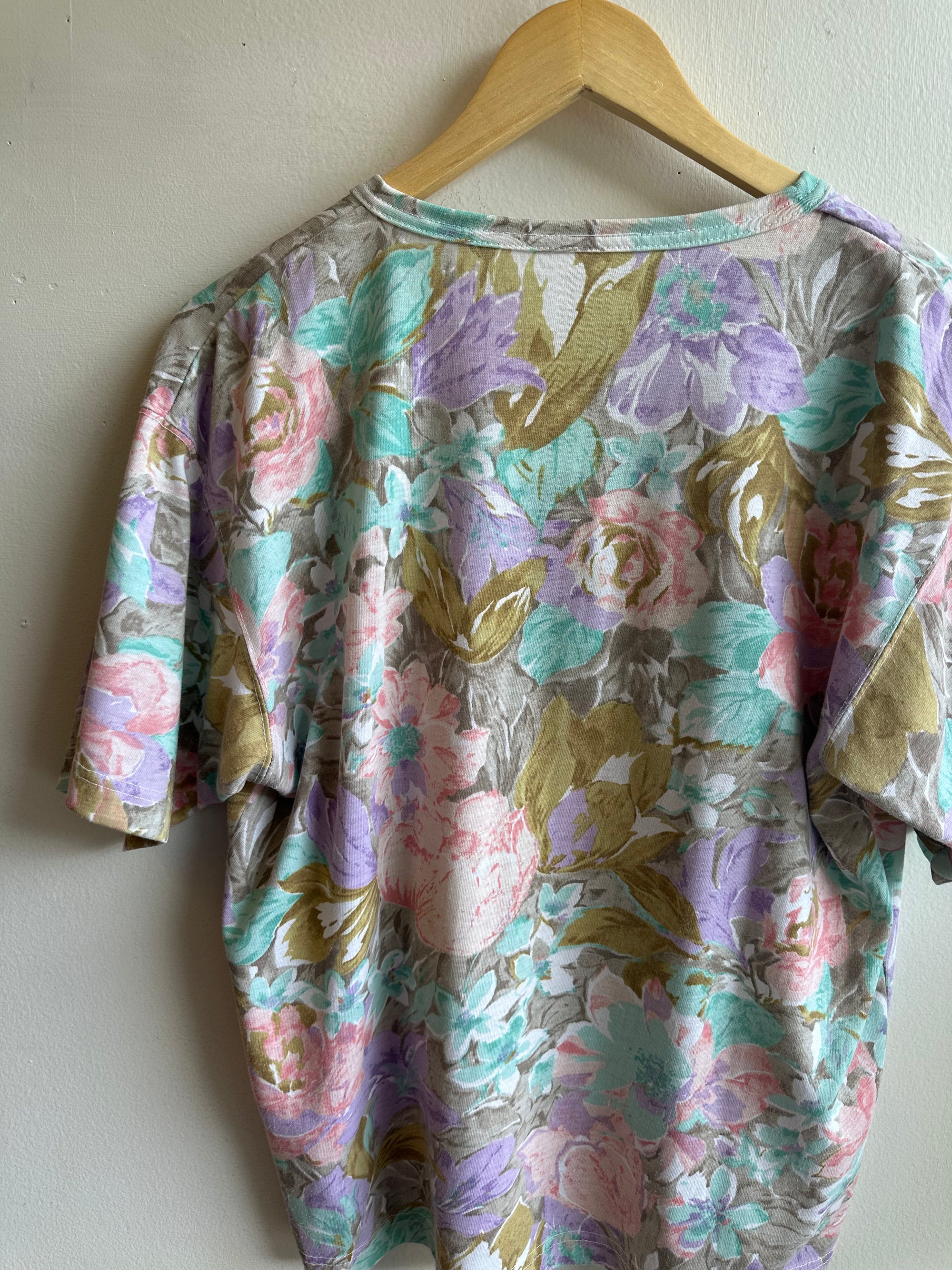 Vintage 80s Pastel Floral Henley T-Shirt | Size Large