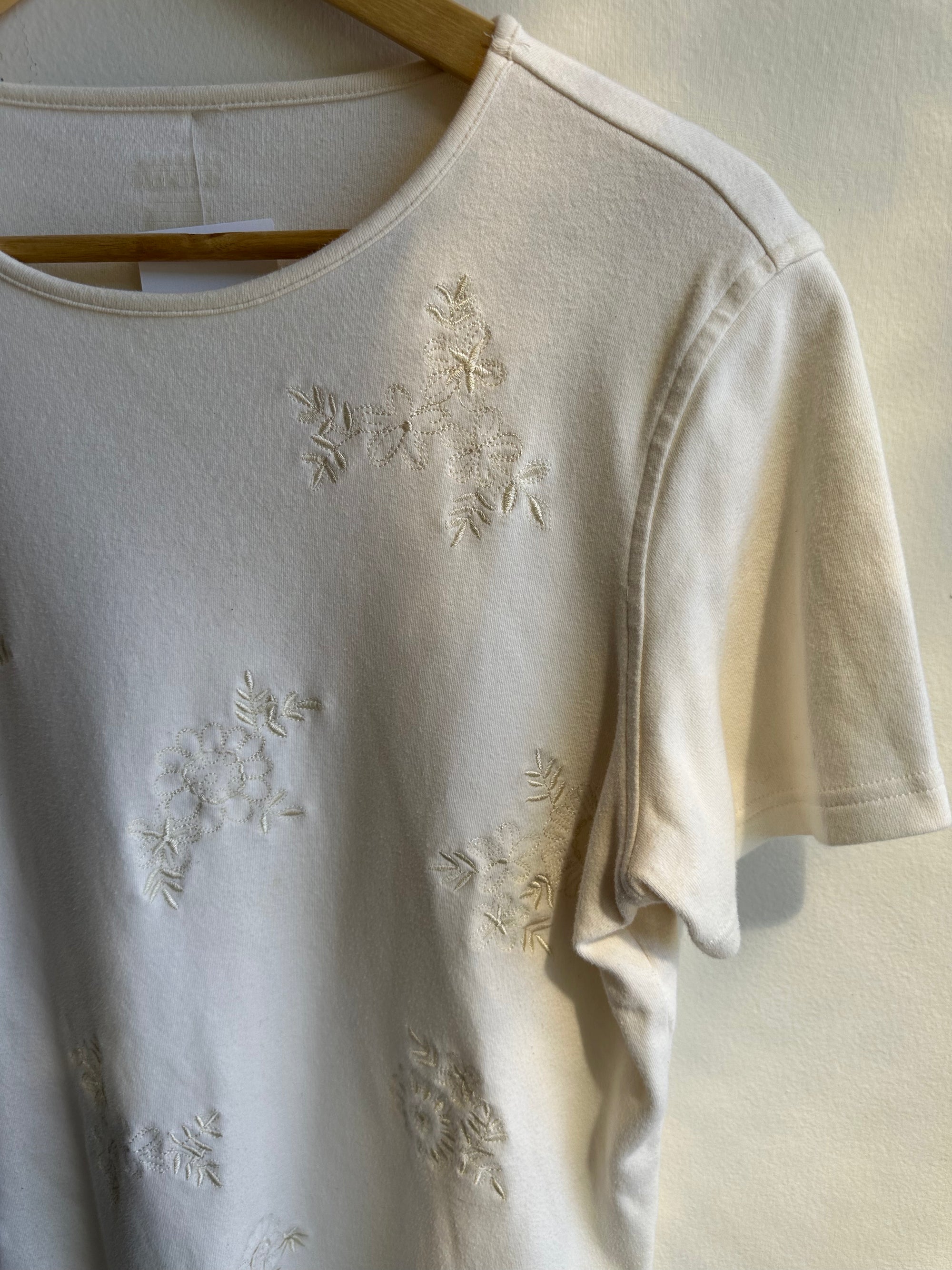 Vintage Cream Embroidered Flower T-Shirt | Size Large