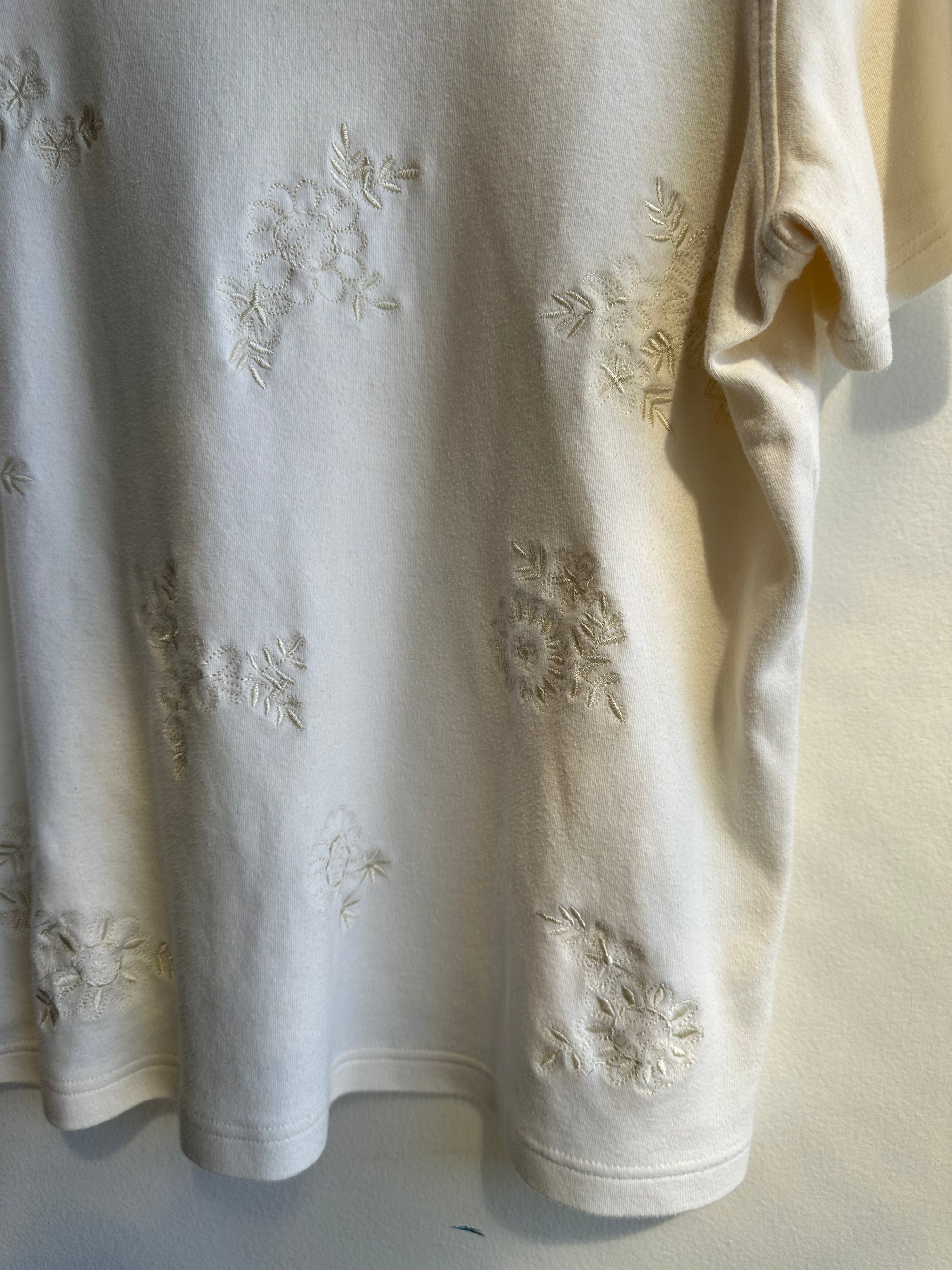 Vintage Cream Embroidered Flower T-Shirt | Size Large