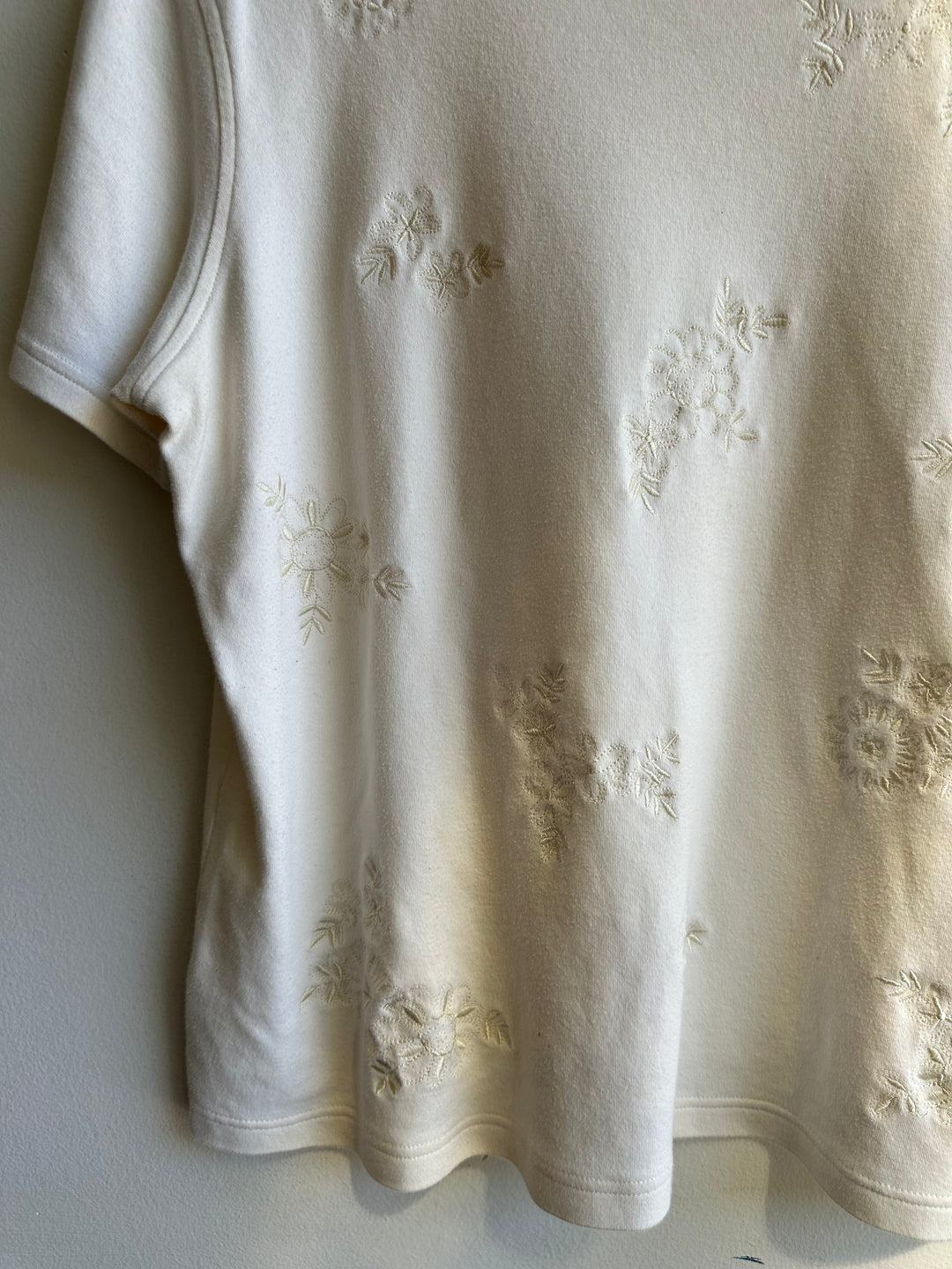 Vintage Cream Embroidered Flower T-Shirt | Size Large