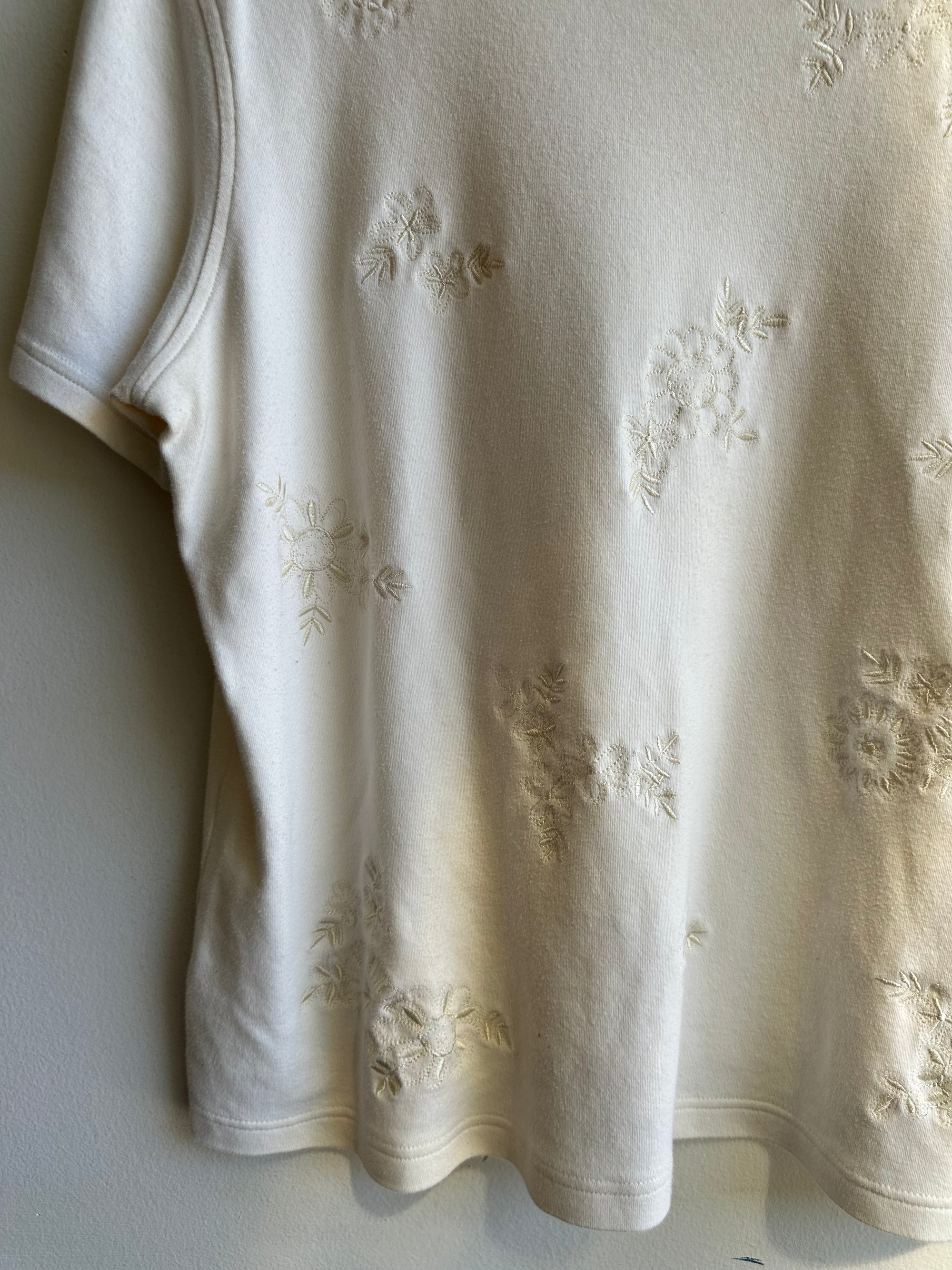 Vintage Cream Embroidered Flower T-Shirt | Size Large