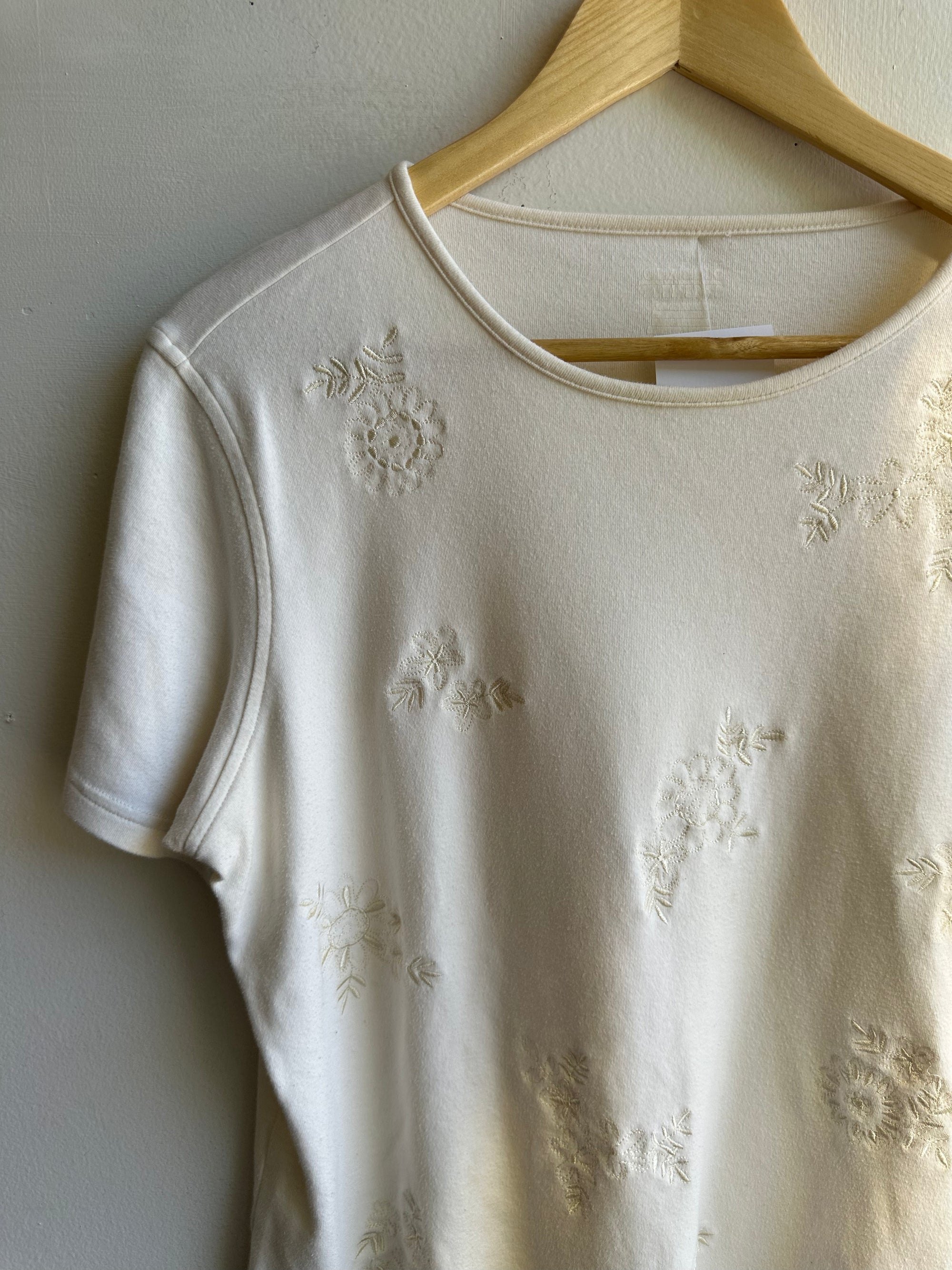Vintage Cream Embroidered Flower T-Shirt | Size Large