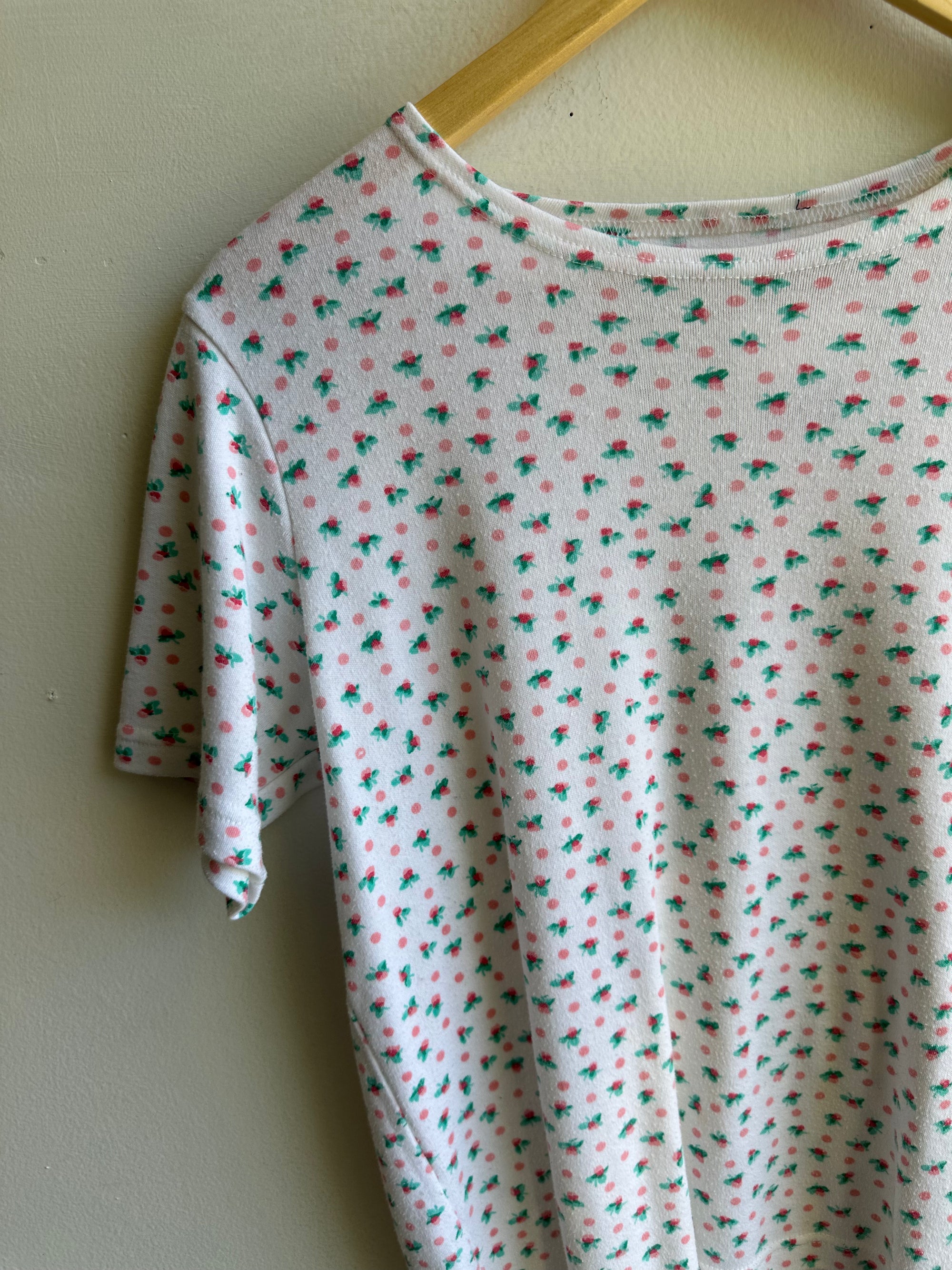 Vintage 80s Delicate Roses Print T-Shirt | Size Medium
