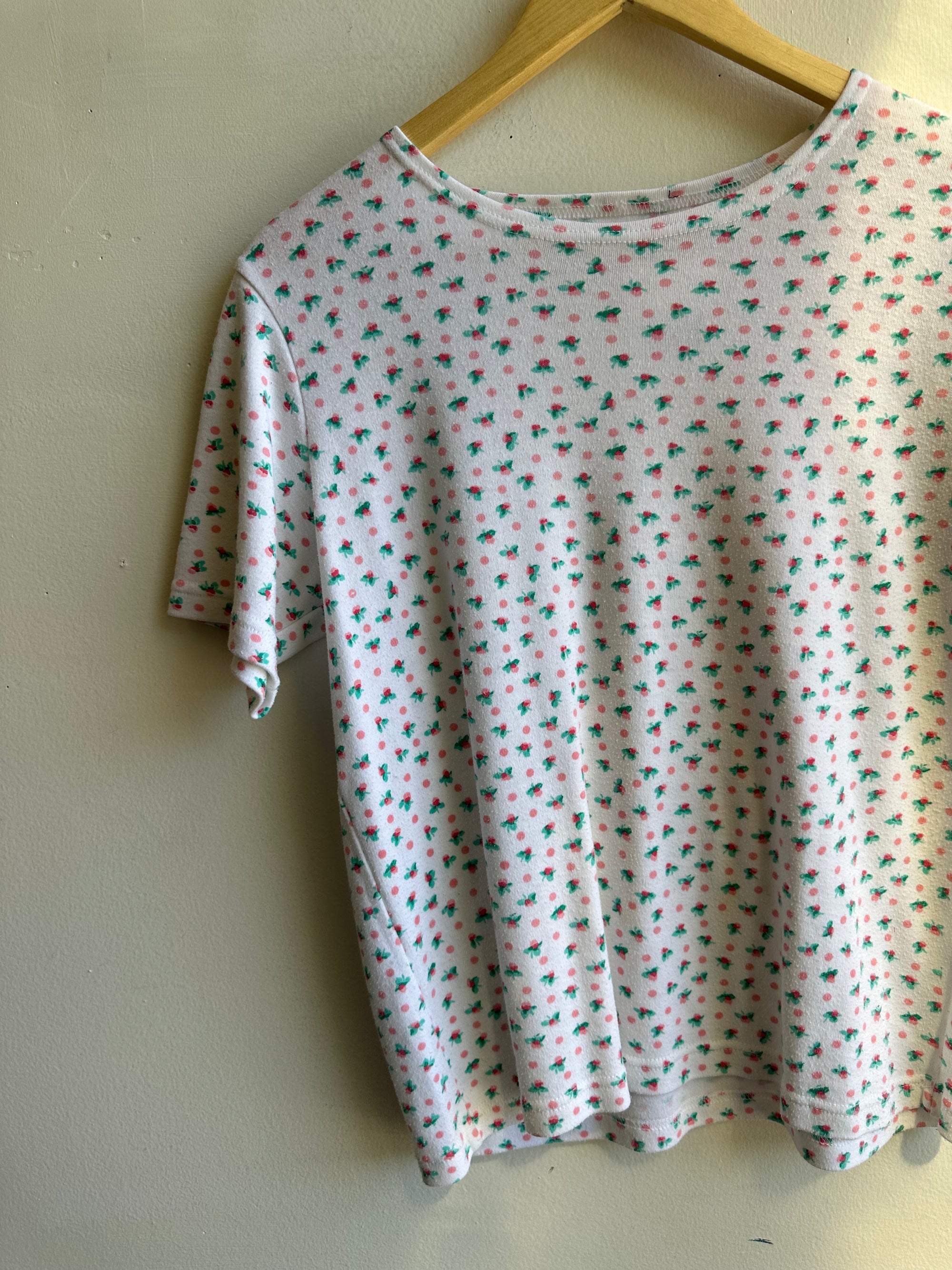 Vintage 80s Delicate Roses Print T-Shirt | Size Medium