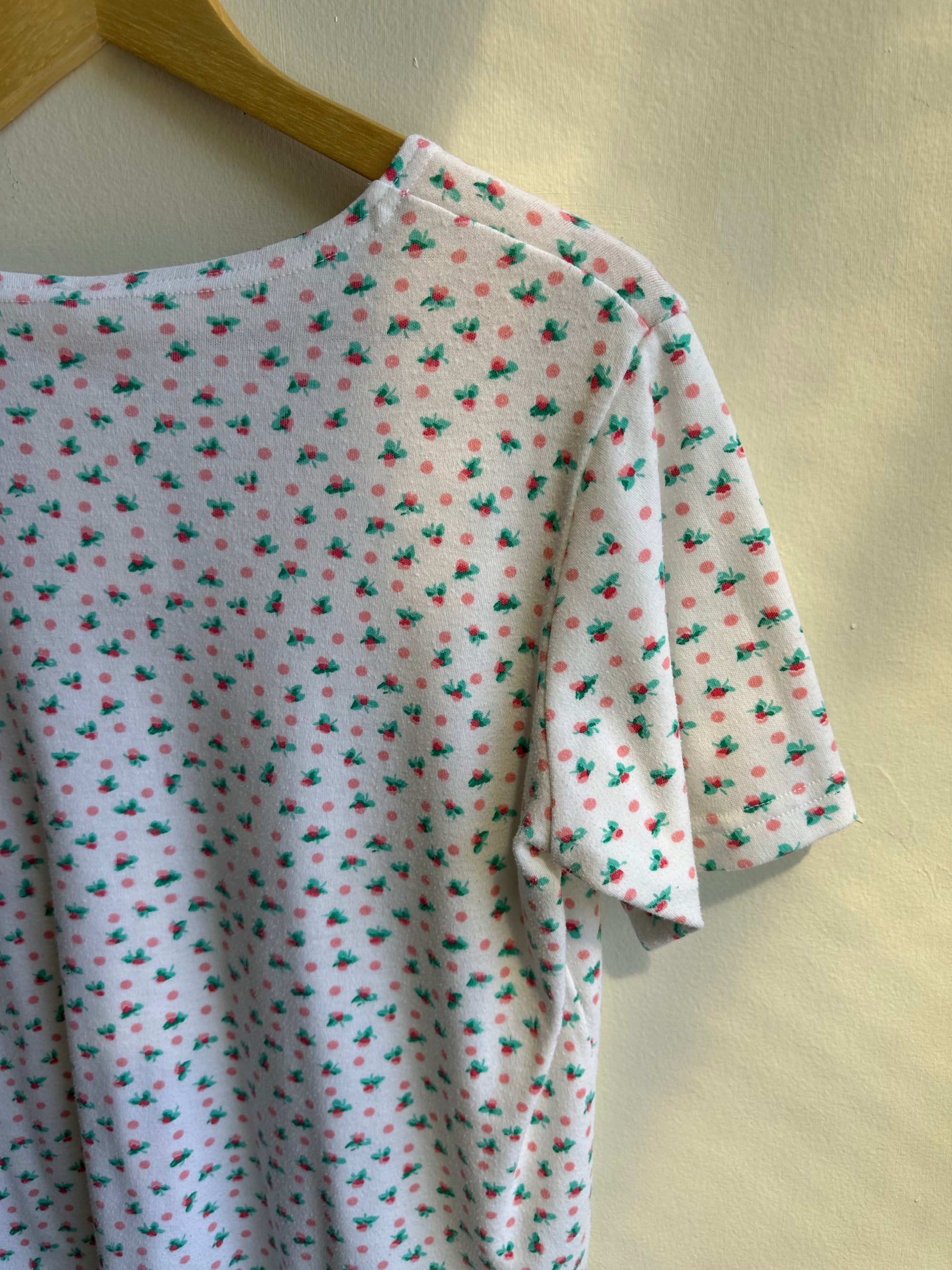 Vintage 80s Delicate Roses Print T-Shirt | Size Medium