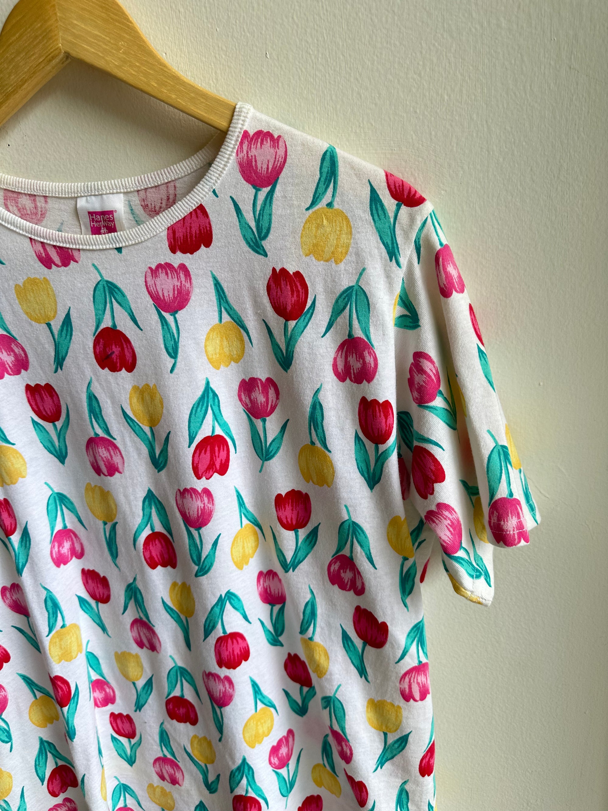 Vintage Tulip Time Tee – Retro Floral Delight | Size Medium