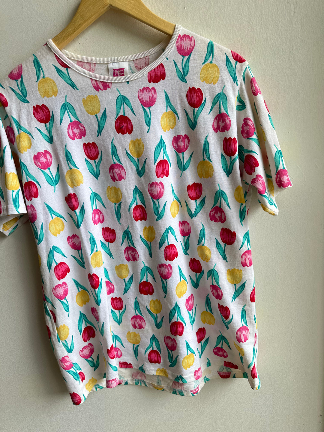 Vintage Tulip Time Tee – Retro Floral Delight | Size Medium