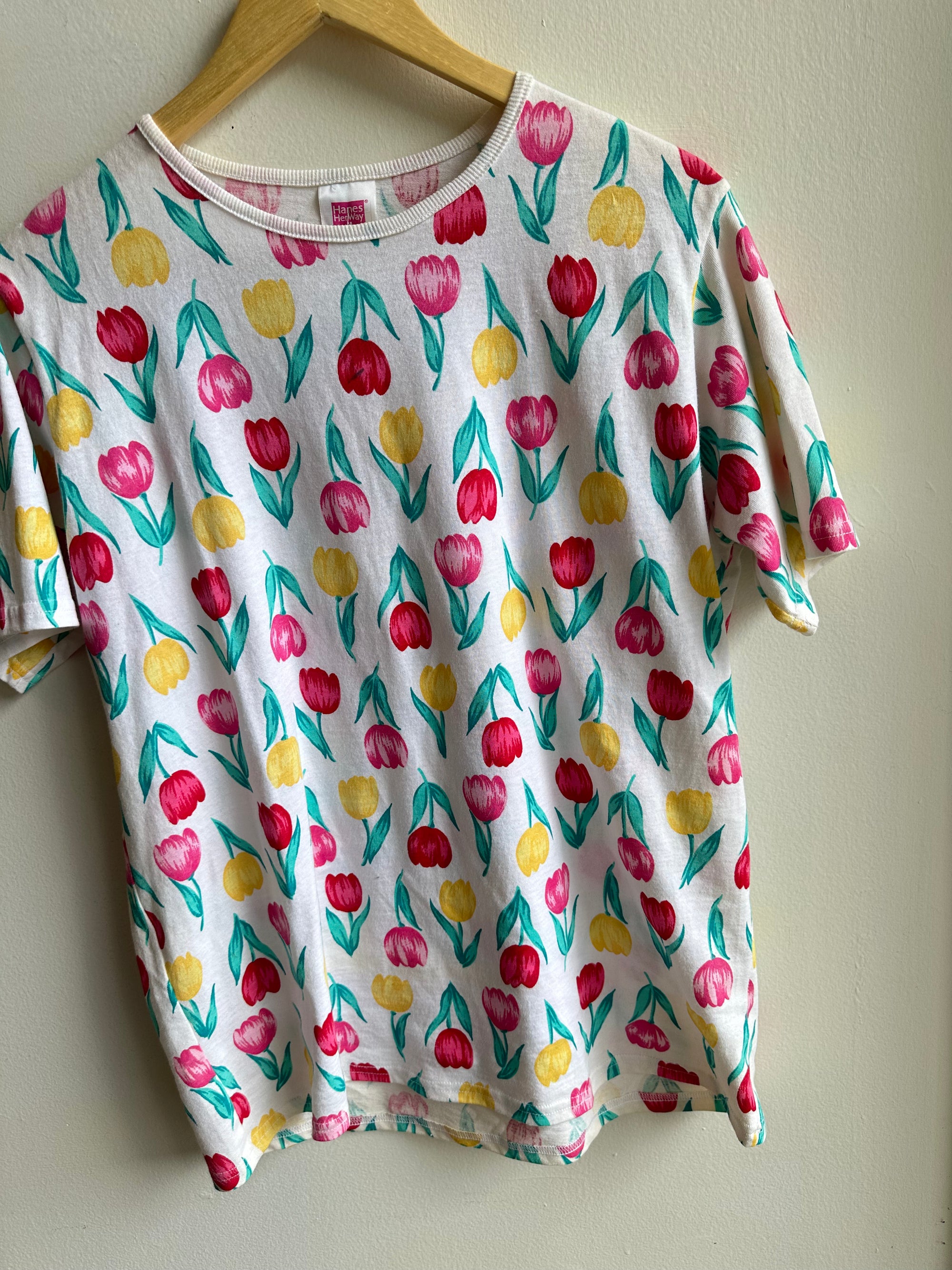 Vintage Tulip Time Tee – Retro Floral Delight | Size Medium