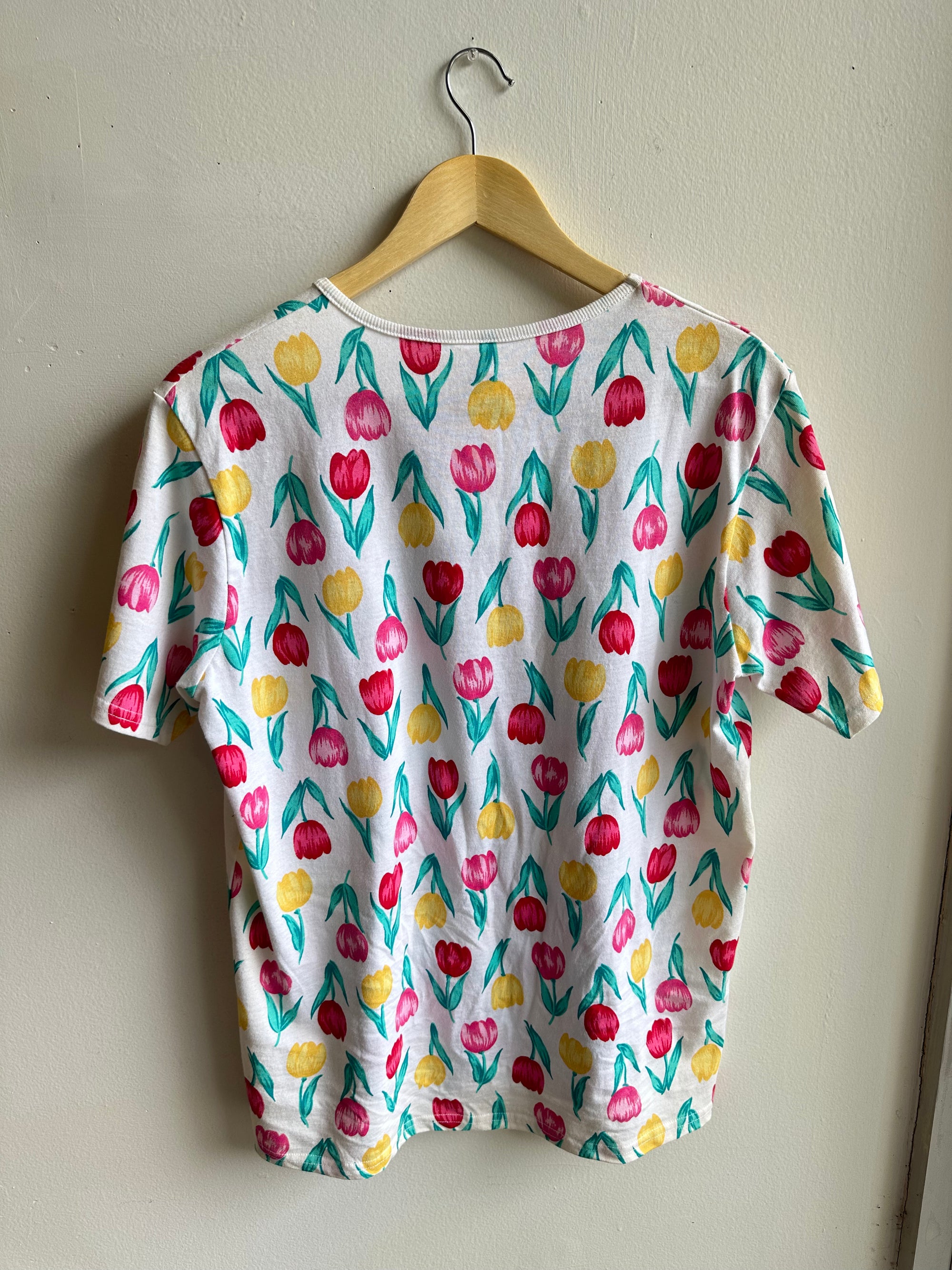 Vintage Tulip Time Tee – Retro Floral Delight | Size Medium