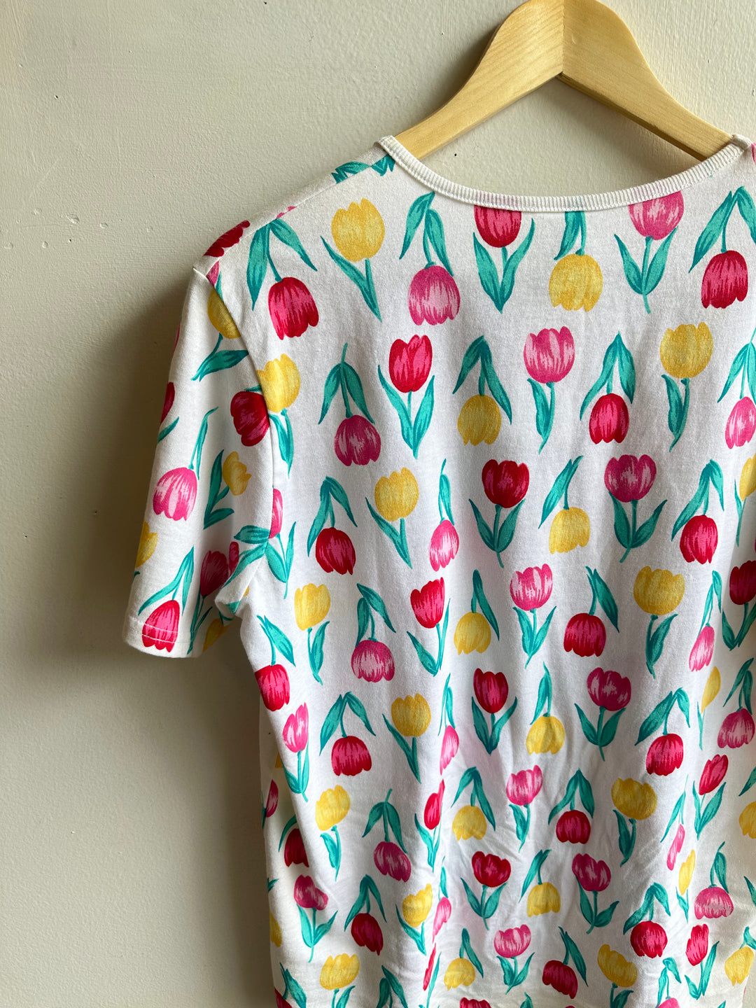 Vintage Tulip Time Tee – Retro Floral Delight | Size Medium