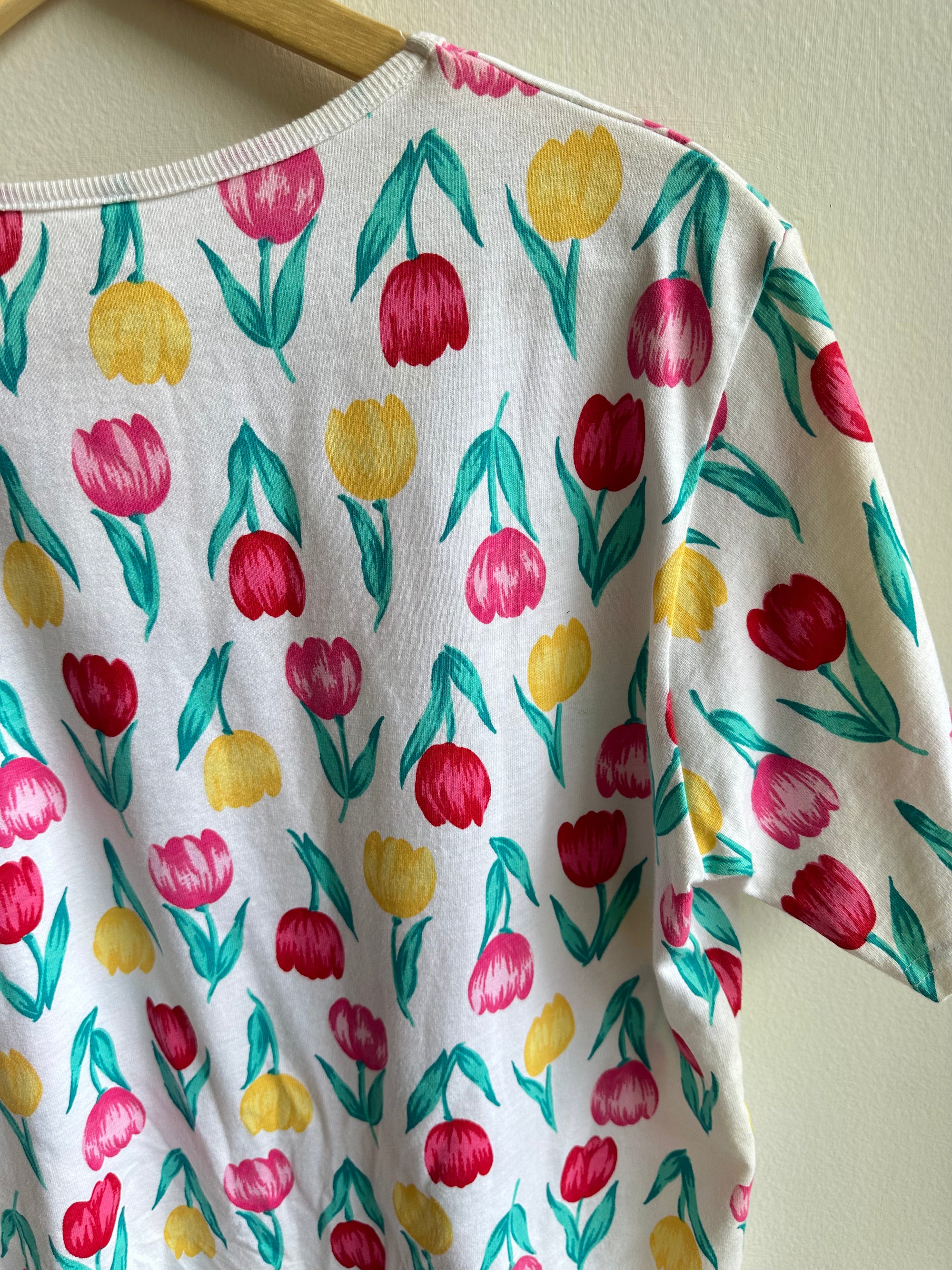 Vintage Tulip Time Tee – Retro Floral Delight | Size Medium