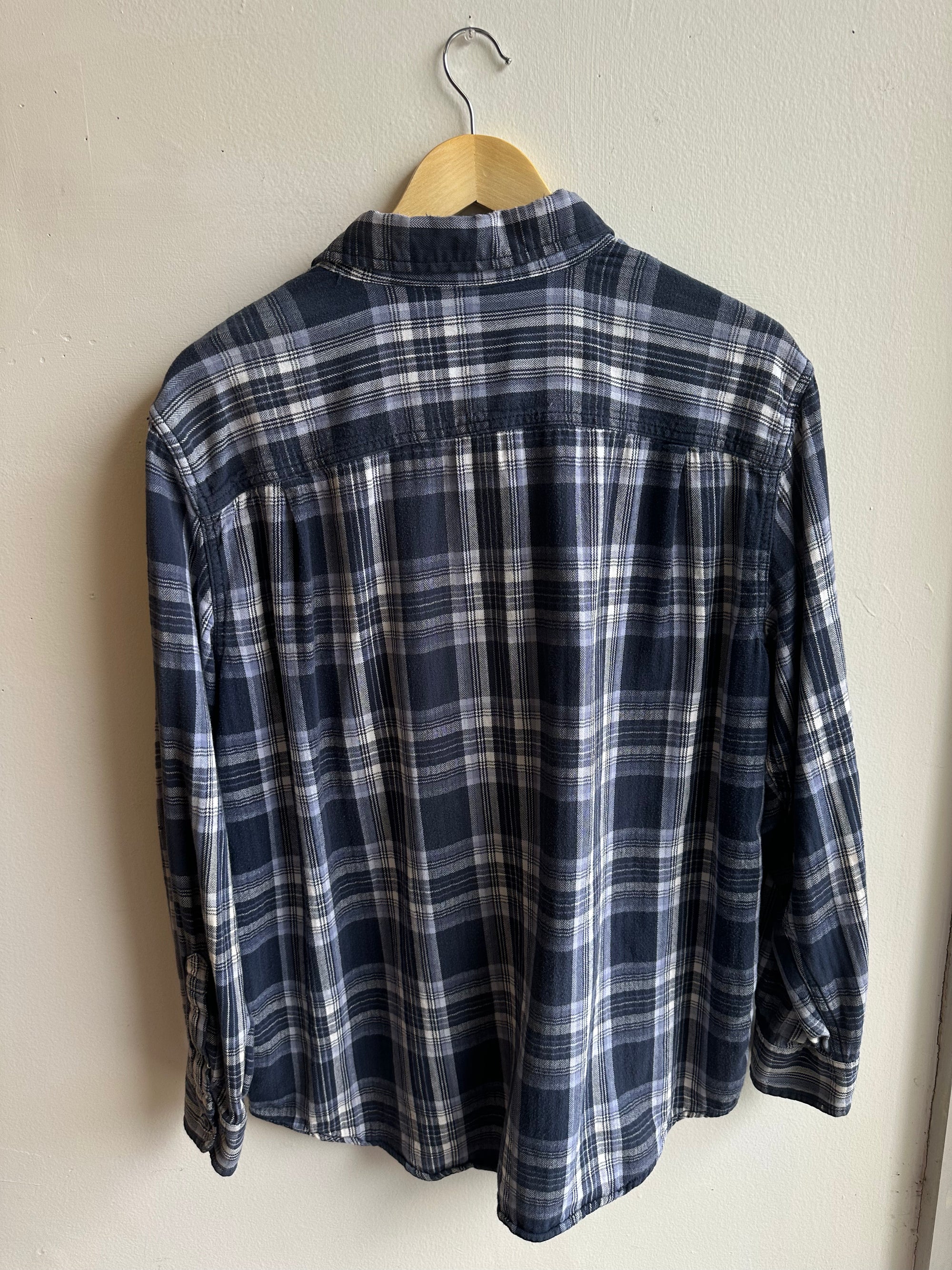 Vintage Classic Navy Plaid Flannel – Soft & Worn-In | Size Large